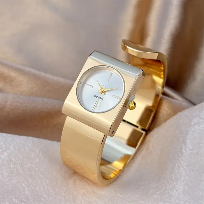 Montre élégante pour femmes : cadran carré, bracelet poli doré, montre sophistiquée et stylée pour dames.