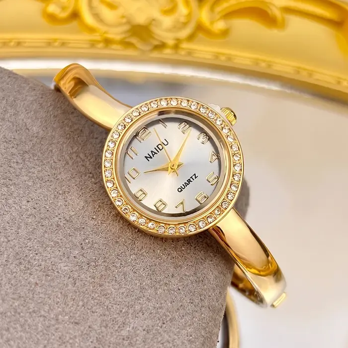 Petite montre pour femme : cadran rond serti de diamants, bracelet fin, montre-bracelet délicate pour femme