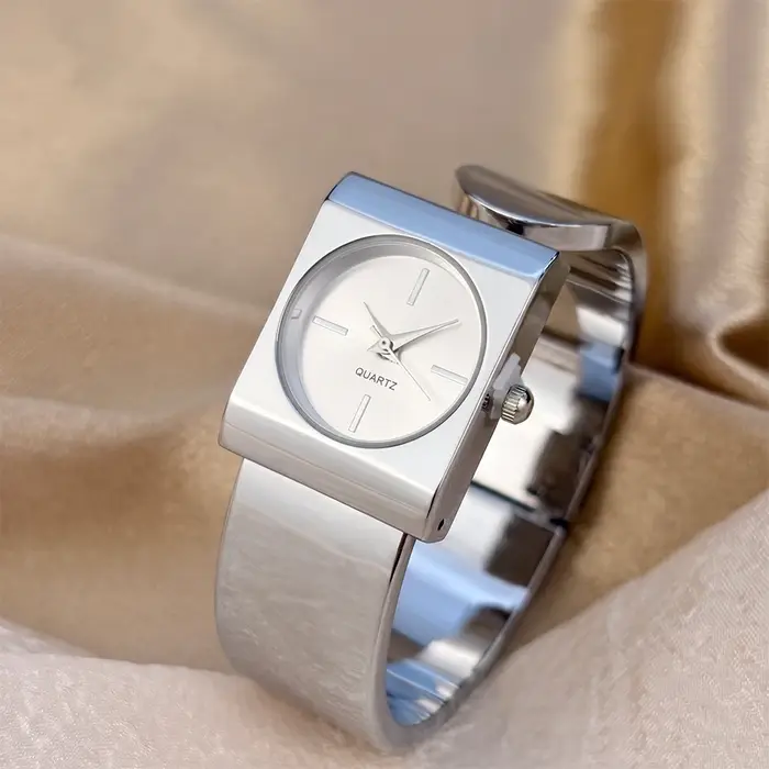 Montre élégante pour femmes : cadran carré, bracelet poli doré, montre sophistiquée et stylée pour dames.