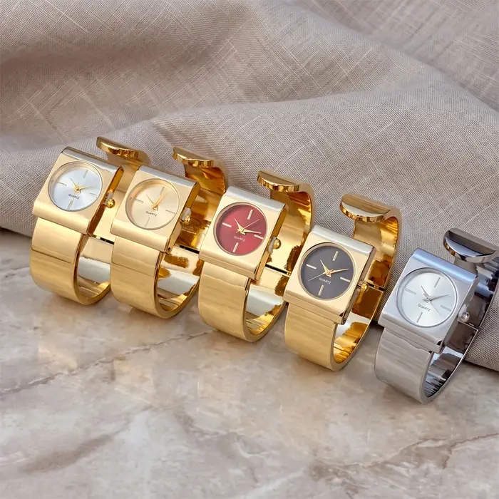 Montre élégante pour femmes : cadran carré, bracelet poli doré, montre sophistiquée et stylée pour dames.