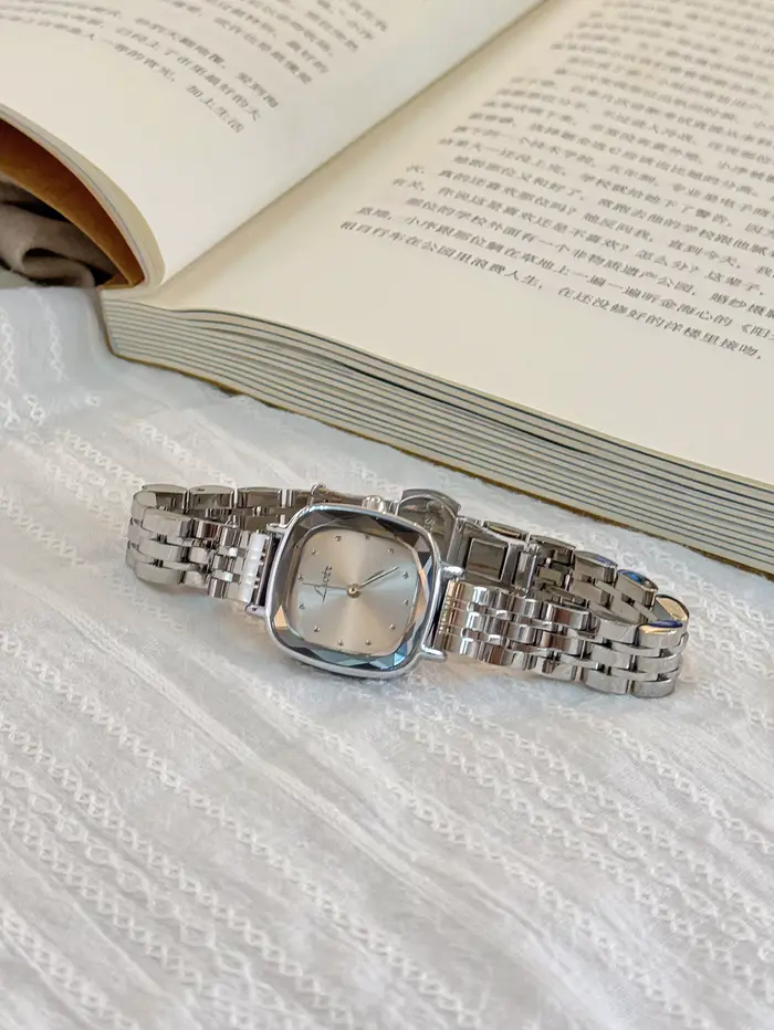 Cette nouvelle montre à quartz mini carrée en acier inoxydable massif présente un design décontracté
