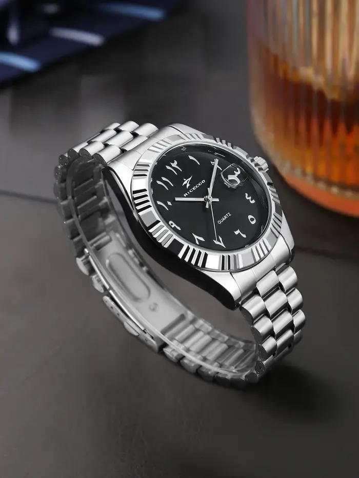 Montre-bracelet pour homme, fabriquée en acier inoxydable durable, avec un boîtier en alliage argenté et un design classique à chiffres arabes, un montre-bracelet durable et élégant.