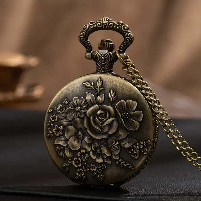 Montre de poche vintage en bronze à motif floral sculpté
