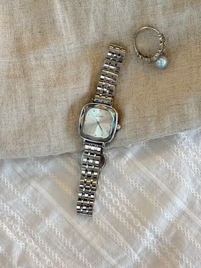 Cette nouvelle montre à quartz mini carrée en acier inoxydable massif présente un design décontracté