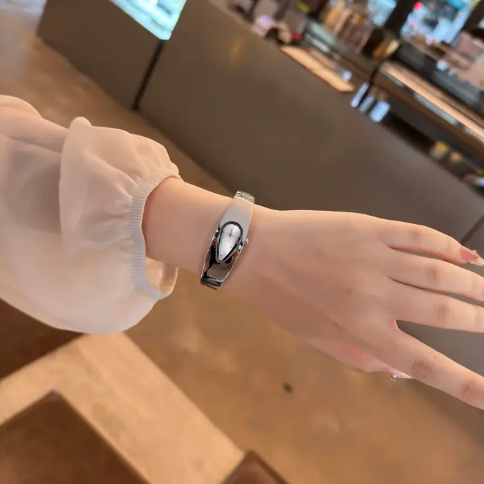 Femmes Reloj Mujer pour filles montre à Quartz argent acier inoxydable Orologio dames Simple nouveau Style mode montre-bracelet Niche horloge