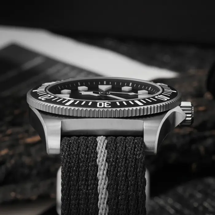 Watchdives EXD 40 Montre à quartz en titane VH31 avec verre saphir et lunette en céramique BGW9 Lume 200M