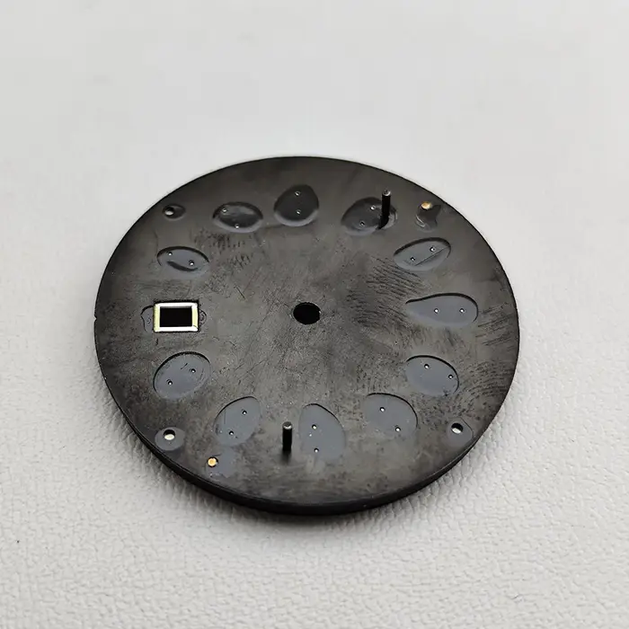 Cadran de 33 mm associé au mouvement 8215