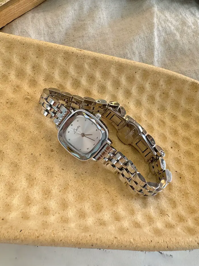 Cette nouvelle montre à quartz mini carrée en acier inoxydable massif présente un design décontracté