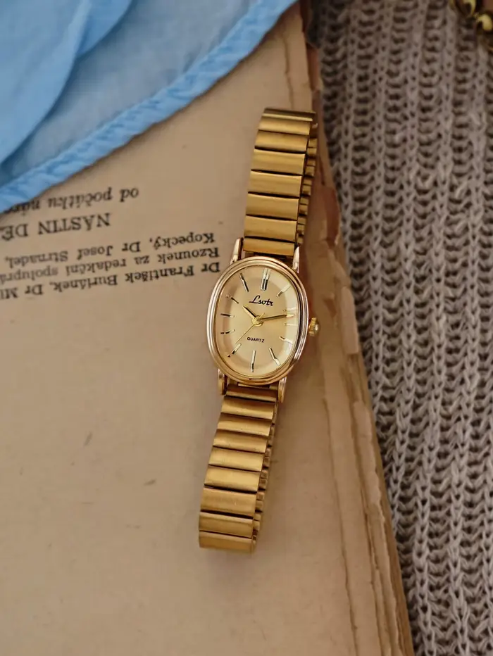 1 Nouvelle Montre à Quartz Dorée pour Femmes, Style Rétro Luxe, Boîtier Ovale et Bracelet en Cuir, Montre Élégante et Polyvalente pour Femmes.