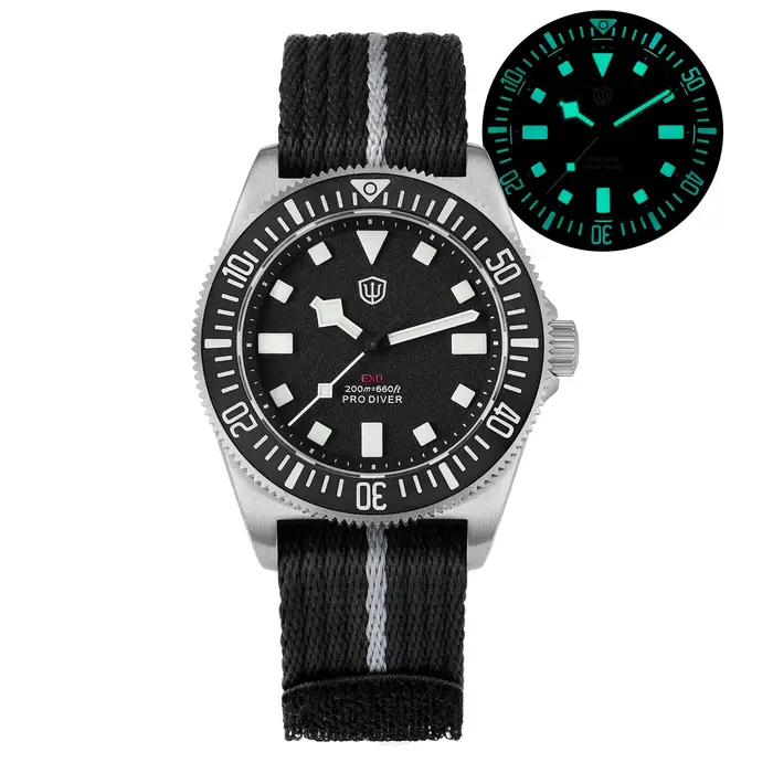 Watchdives EXD 40 Montre à quartz en titane VH31 avec verre saphir et lunette en céramique BGW9 Lume
