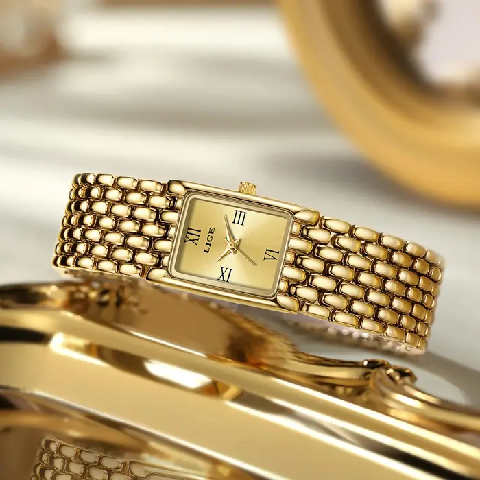 Petite montre carrée en or pour femme