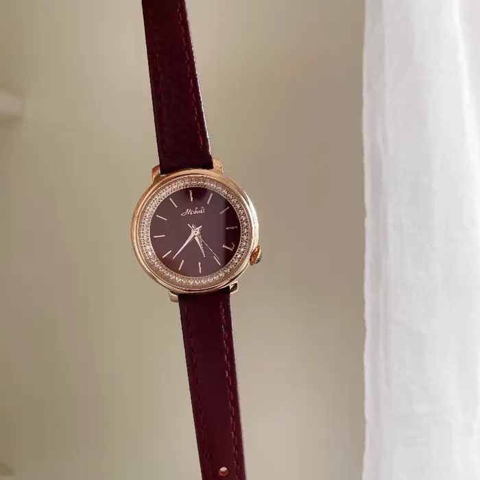 Montre à cadran rond bordeaux