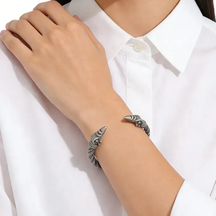 Bracelet manchette pour homme sur le thème du corbeau viking nordique - Bijou élégant inspiré de la mythologie