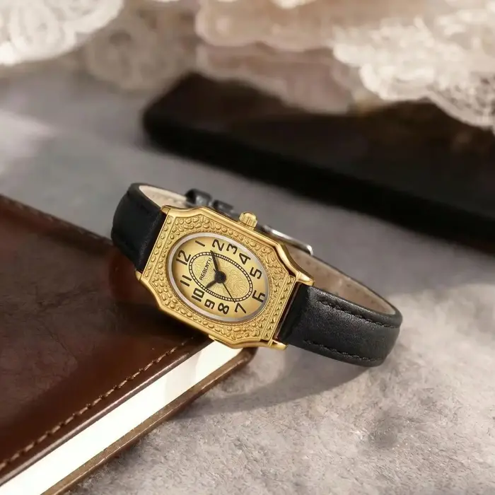 Montre à quartz simple et rétro pour femme avec un cadran ovale compact et un bracelet en cuir fin pour un usage quotidien