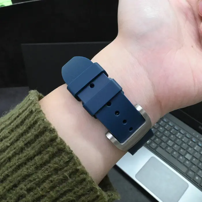 Bracelet souple pour Apple Watch Ultra 4, séries 3, 12, 11, 10, 9, 8, 7, SE. Bracelet de sport en caoutchouc pour iWatch, disponible en 49 mm, 46 mm, 45 mm et 44 mm. Bracelet en silicone.