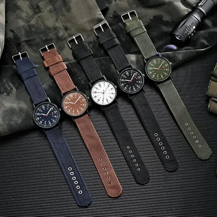 Nouveau Design de luxe hommes montres lumineux main vent alliage