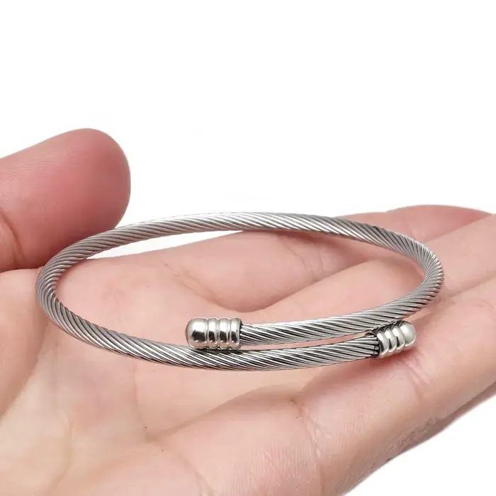 Bracelets en fil de câble torsadé en acier inoxydable