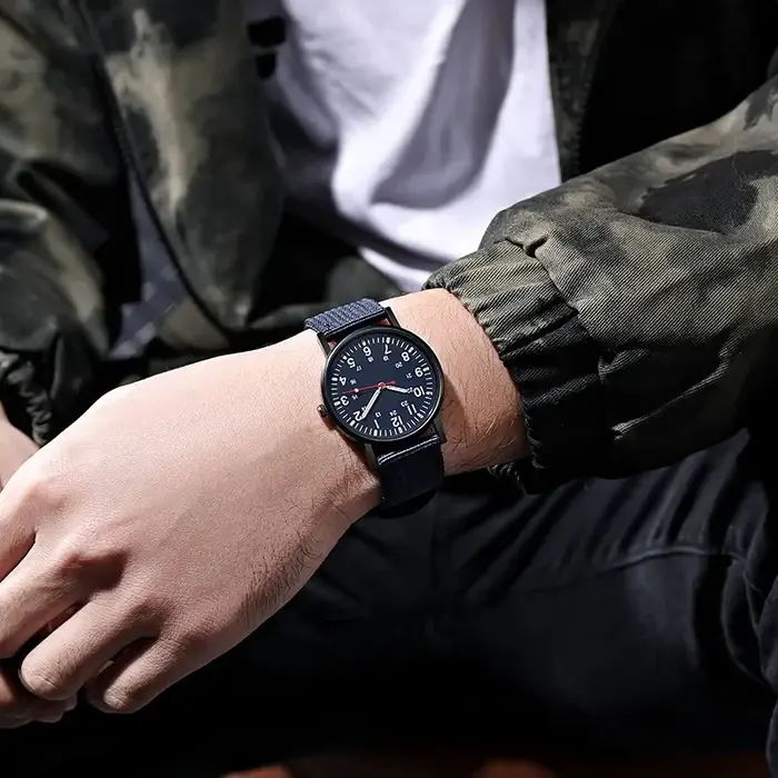 Nouveau Design de luxe hommes montres lumineux main vent alliage