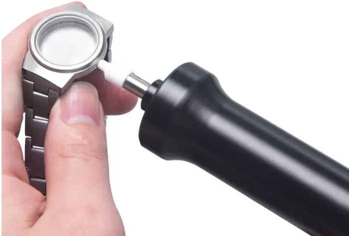 Réparation de montres, pompe à pression d'air