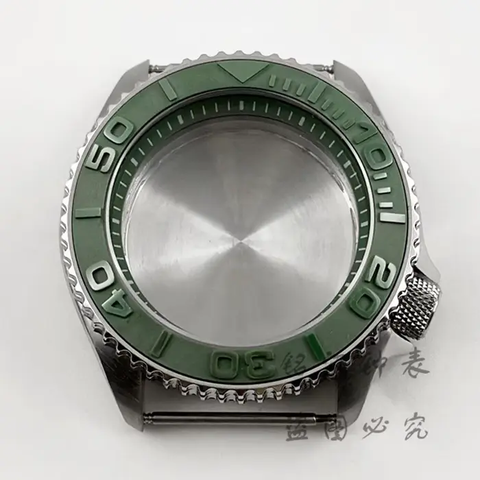Boîtier de montre à anneau vert avec lunette inclinée