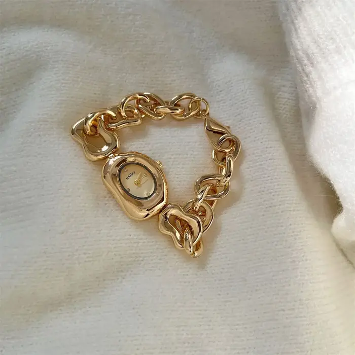 Nouvelles dames personnalisées montres Vintage pour femme fille étudiant mignon bijoux Bracelet Cool femmes montres avec forme spéciale