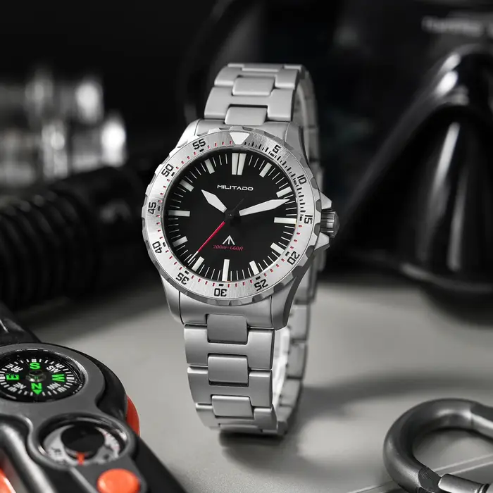 Montre de plongée à quartz Militado ML16 39 mm, verre saphir, résistance à l'eau 200 m, lunette en céramique, luminescence BGW9, couronne à visser