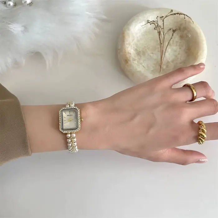 Montre-bracelet carrée pour femme