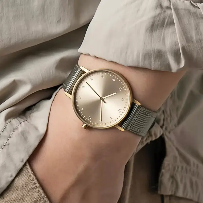 Montre à quartz avec mouvement