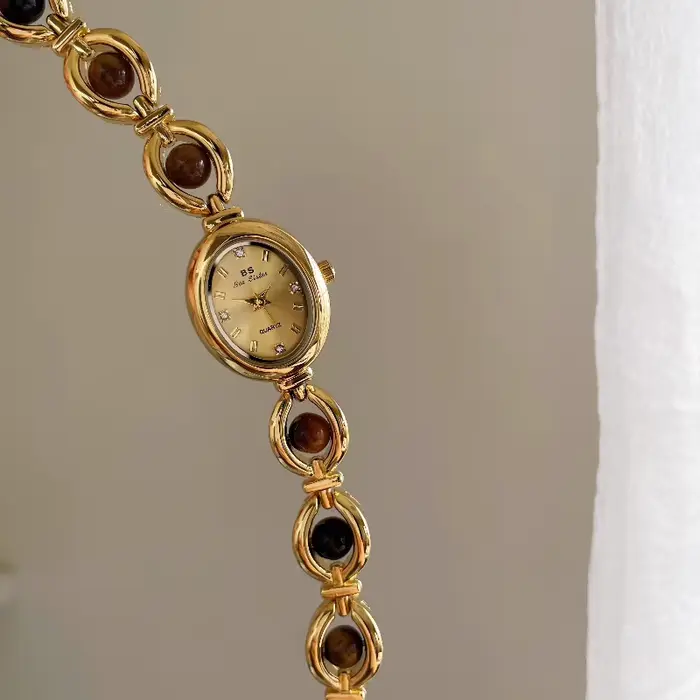 [Ambre] montre-bracelet ovale à petit cadran pour femmes rétro style national montre à quartz pour femme marée véritable