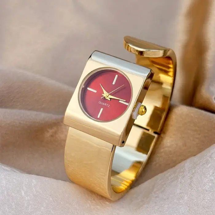 Montre élégante pour femmes : cadran carré, bracelet poli doré, montre sophistiquée et stylée pour dames.