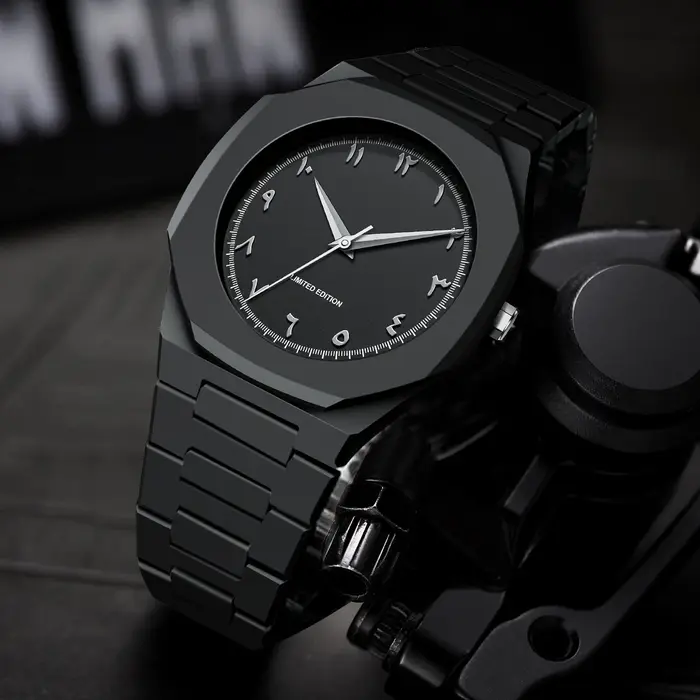 Montre à chiffres arabes argentés