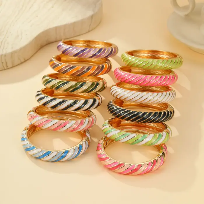 Bracelet ouvert épaissi avec rayures colorées effet goutte d'huile pour femme