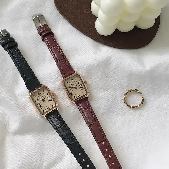 Petite montre élégante pour les jeunes filles du collège