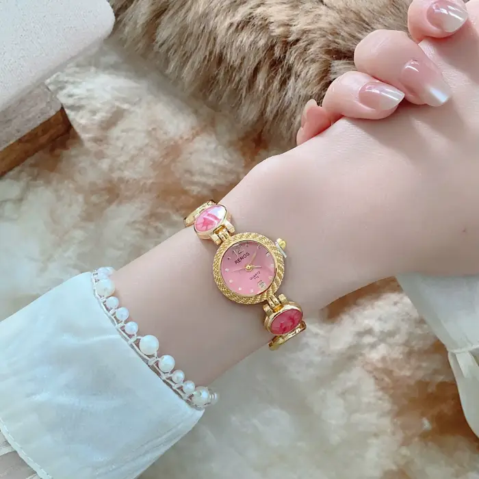 Montre-bracelet élégante pour femme avec bracelet coloré
