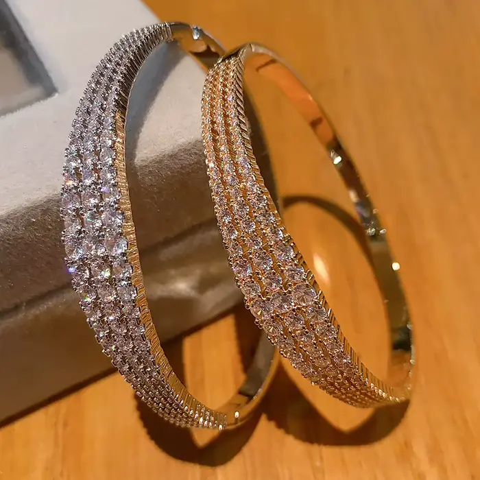 Bracelet de luxe élégant et charmant en laiton plaqué or 18 carats avec zircon cubique