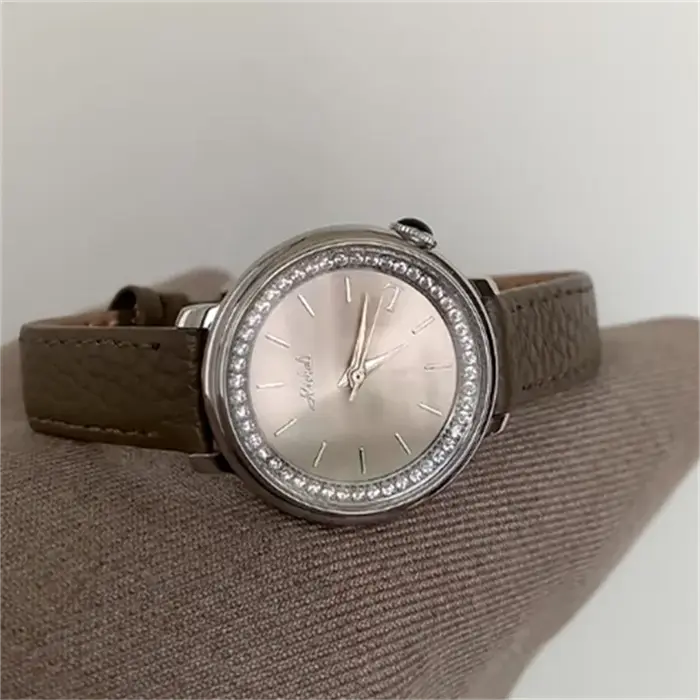 Montre-bracelet en cuir pour femmes