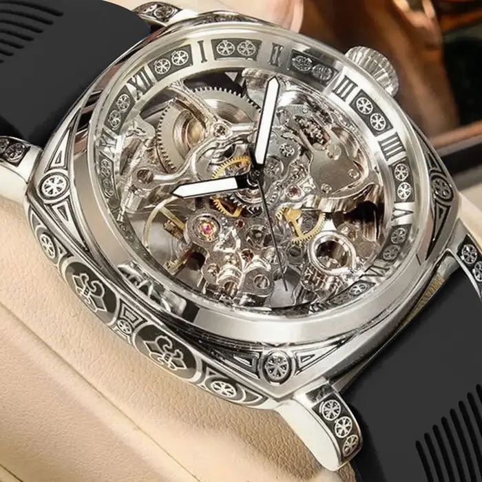 Une montre mécanique creuse à Tourbillon entièrement automatique sculptée lumineuse de Style d'affaires en alliage de Zinc noir pour hommes