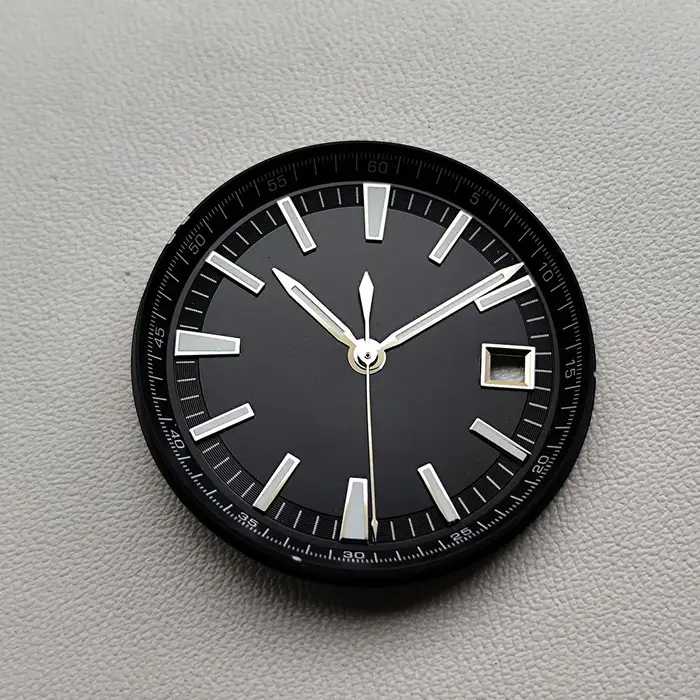 Cadran de 33 mm associé au mouvement 8215