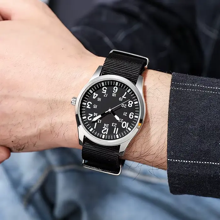 Montre de terrain avec bracelet en acier, lecture facile, mouvement japonais