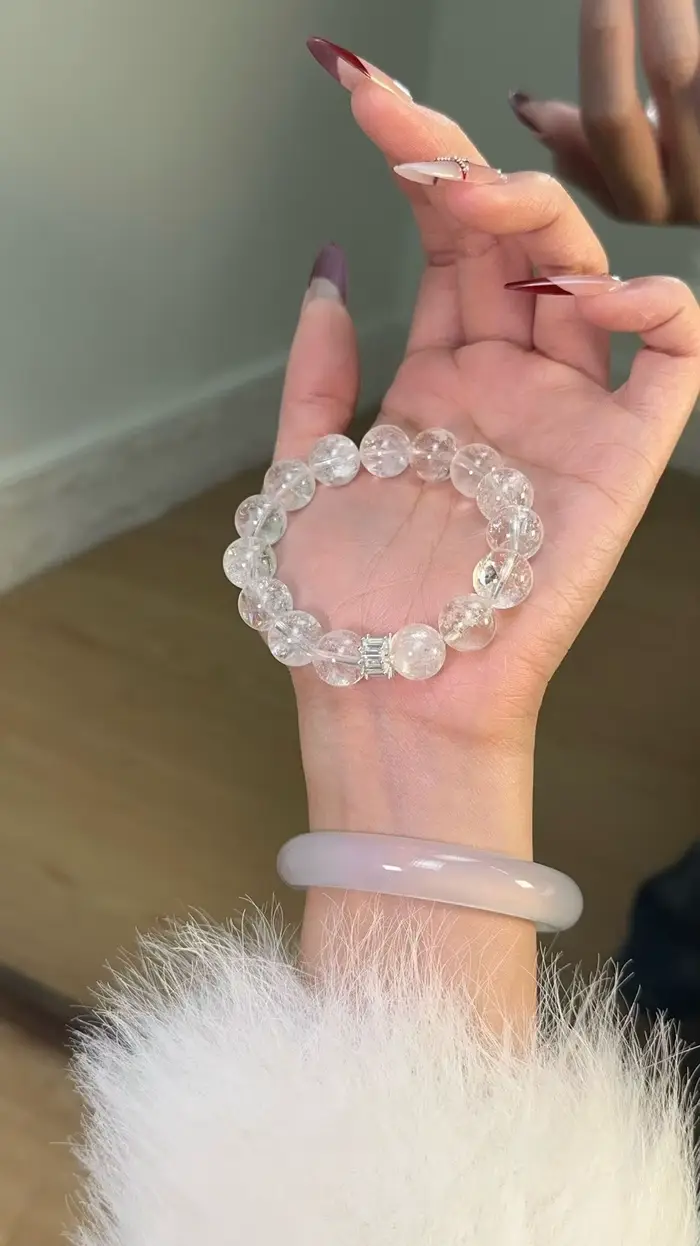 Un bracelet éblouissant en cristal de glace pilée blanc