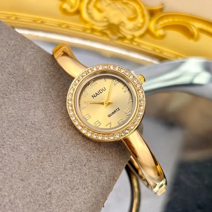 Petite montre pour femme : cadran rond serti de diamants, bracelet fin, montre-bracelet délicate pour femme