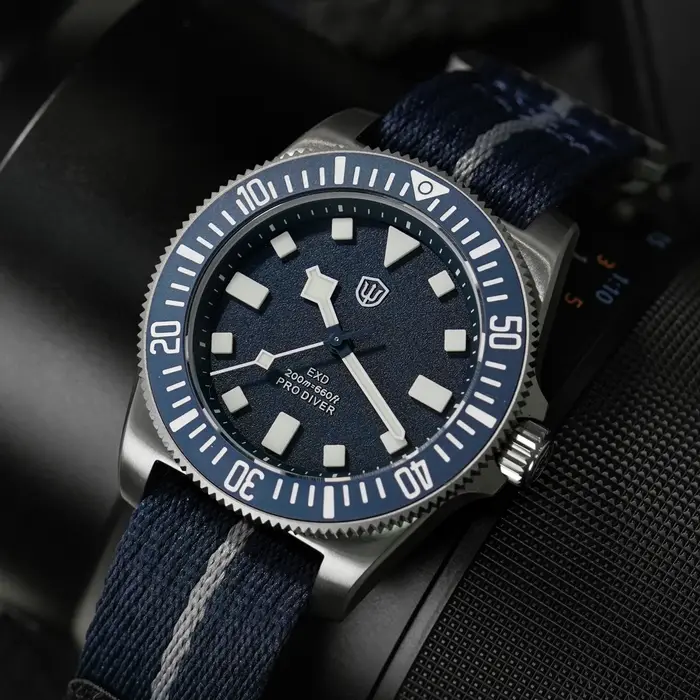 Watchdives EXD 40 Montre à quartz en titane VH31 avec verre saphir et lunette en céramique BGW9 Lume 200M