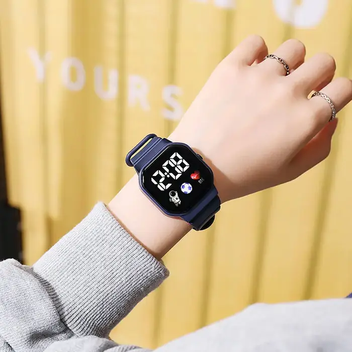 Montre de sport numérique électronique LED pour femmes et hommes