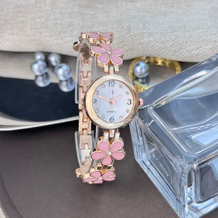 Montre à quartz élégante pour femme : design floral noir et rose - Idée cadeau parfaite pour toutes les occasions