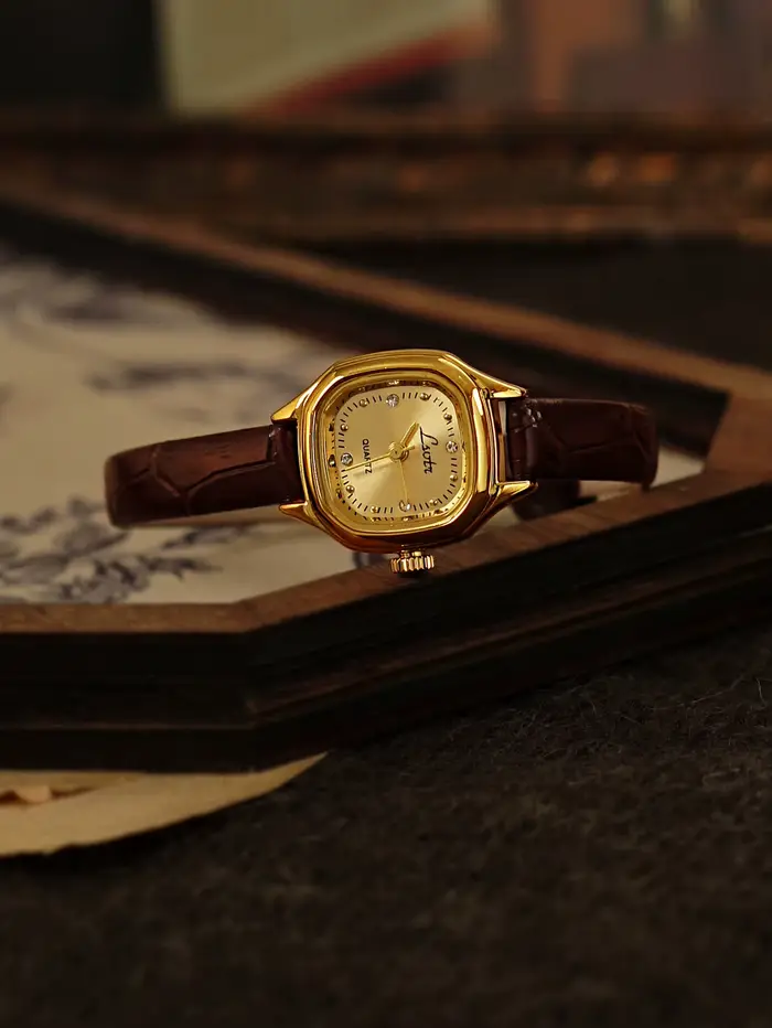 1 montre mini dorée à cadran carré | Style vintage