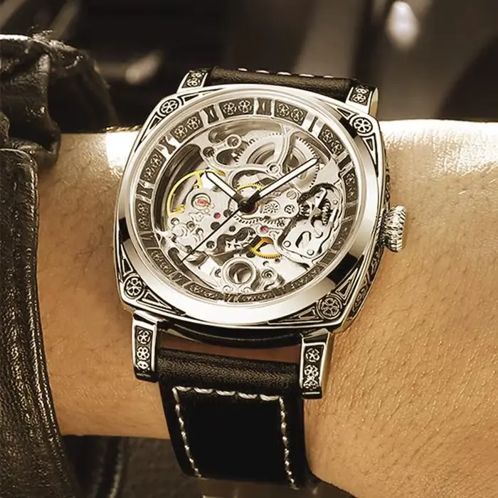 Une montre mécanique creuse à Tourbillon entièrement automatique sculptée lumineuse de Style d'affaires en alliage de Zinc noir pour hommes