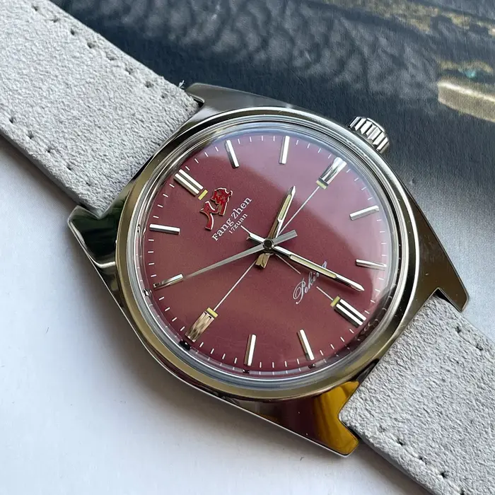 Montre Merkur avec cadran rouge vin