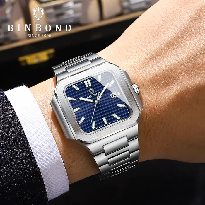 Concept de montre carrée, marque haut de gamme, authentique, sportive, atmosphérique, montre pour homme, tendance et charmante