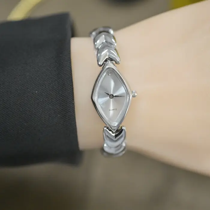 2025 nouveau style vintage étanche artistique quartz lumière luxe montre pour femme en acier