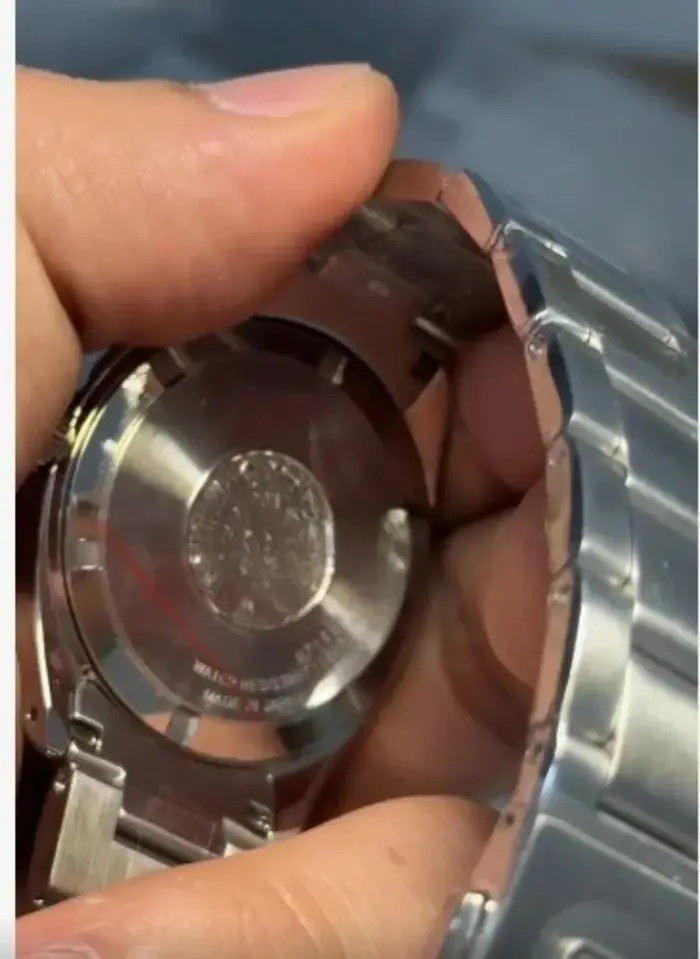 La montre est dotée du modèle SBGX263 Champagne
